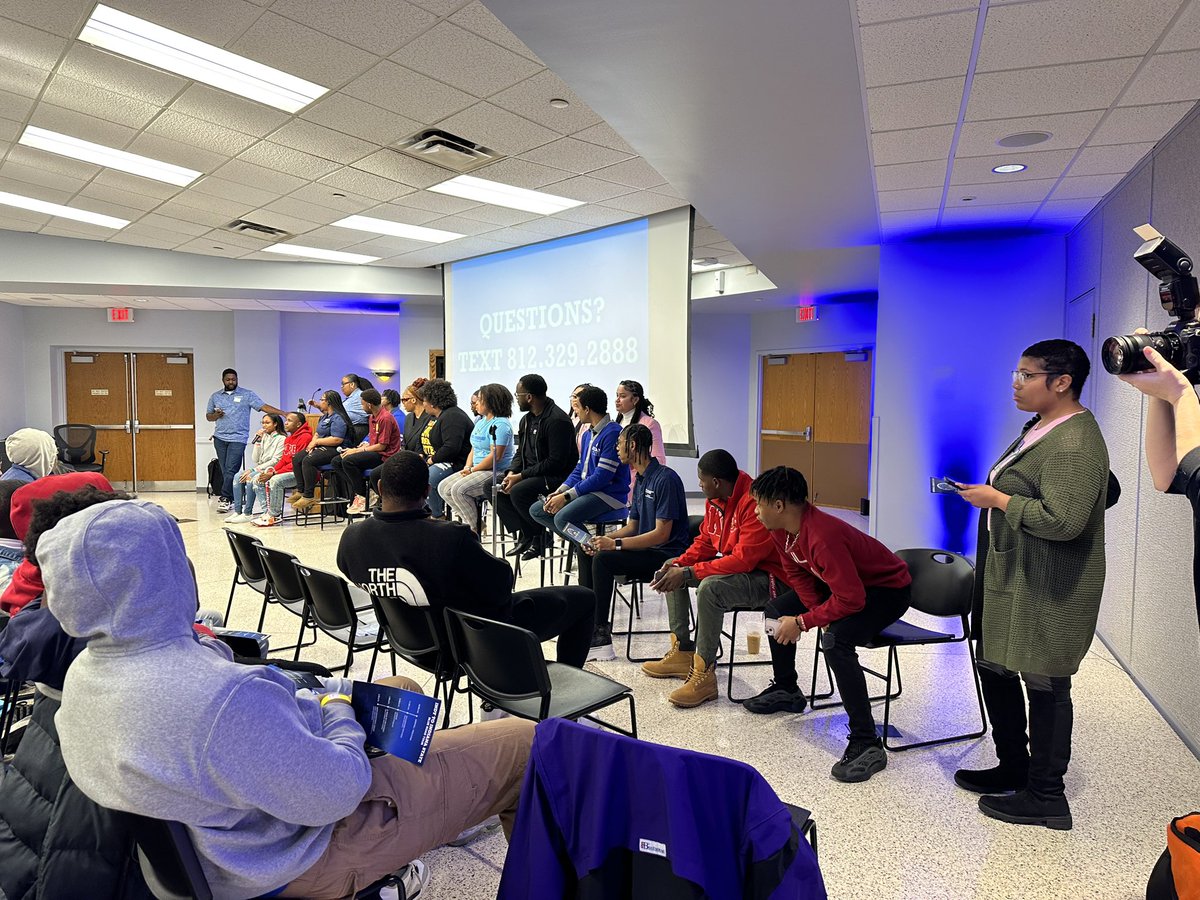 KiaraCross132's tweet image. Ben Davis HS Scholars enjoyed a fun-filled day of activities @ The Indiana State University. #GoGiants @wearewayne @WayneTwpSuper @indianastate #ISUBlueRoadTour #EducationRocks