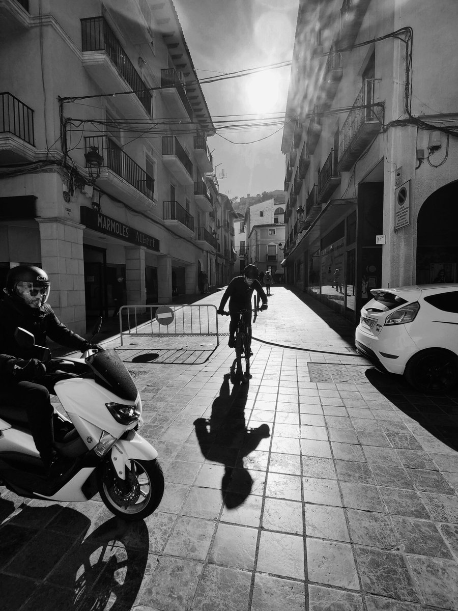 Cruce B/N #cruce #blancoynegro #blancinegre #blackandwhitephotography #blanckandwhite #bw #bwphotography #bwphoto #bw_photooftheday #monochromatic #monochrome #xàtiva #lacostera #streets #streetphotography #callejero #callejeando