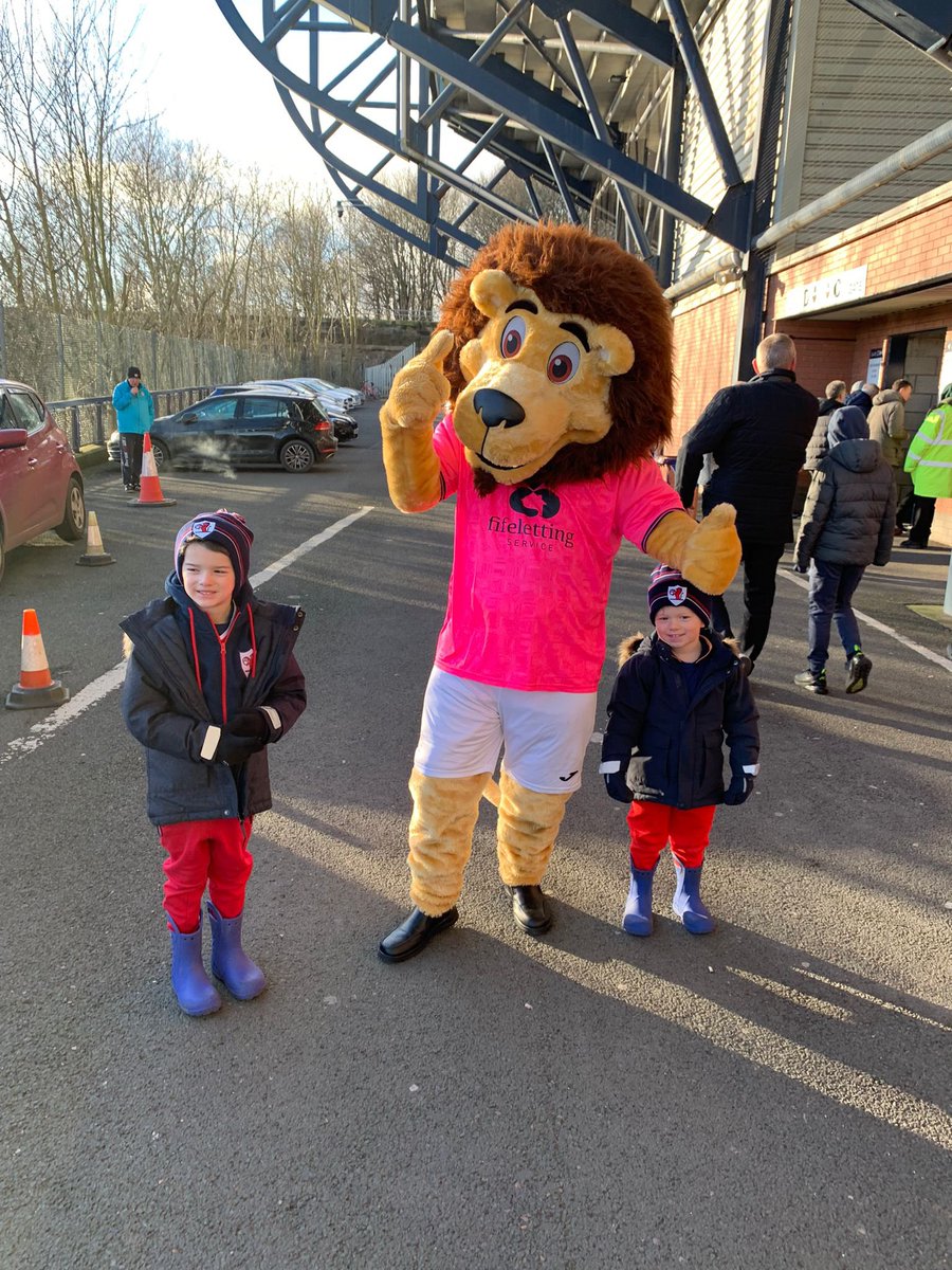 andyjsim's tweet photo. Delighted to get to #starkspark today albeit belated. Harry (5) was keen to receive his ‘Christmas prize’ from the #roaryclub for designing a club poster. Huge thanks as ever to volunteers & @RaithRovers @RaithRoversCF who offer commitment & support to all young rovers. #imarover https://t.co/xZlLSov21y