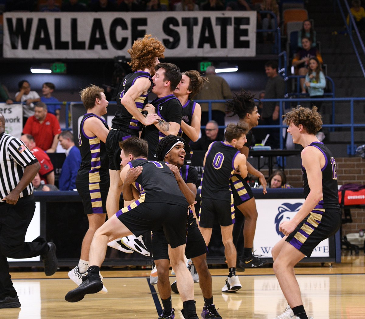 CullmanTribune's tweet photo. COUNTY TOURNAMENT: Hanceville takes 64-63 OT thriller over Good Hope to win county title https://t.co/JWkhJvyUBH https://t.co/OCbzf1SM2W