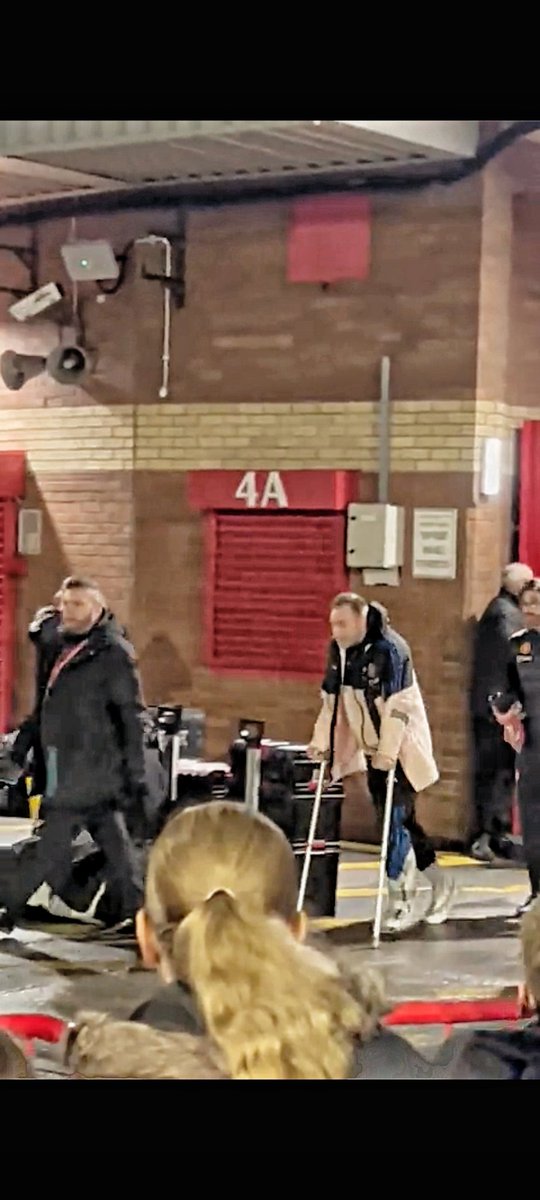 utdplay's tweet image. 🚨 𝗕𝗥𝗘𝗔𝗞𝗜𝗡𝗚: Christian Eriksen harus meninggalkan Old Trafford dengan kruk setelah ditekel keras oleh Andy Carrol di laga melawan Reading. #EmiratesFACup

Waduh kayaknya parah sih. Semoga nggak ada apa-apa. Gws Eriksen! ❤

(Via @utdreport)