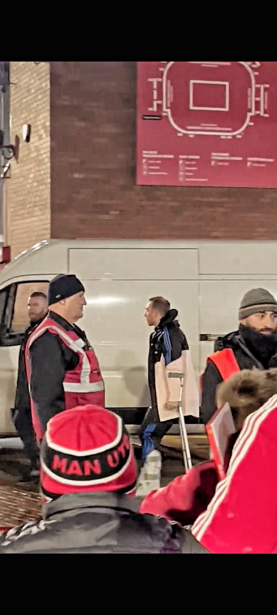 utdplay's tweet image. 🚨 𝗕𝗥𝗘𝗔𝗞𝗜𝗡𝗚: Christian Eriksen harus meninggalkan Old Trafford dengan kruk setelah ditekel keras oleh Andy Carrol di laga melawan Reading. #EmiratesFACup

Waduh kayaknya parah sih. Semoga nggak ada apa-apa. Gws Eriksen! ❤

(Via @utdreport)