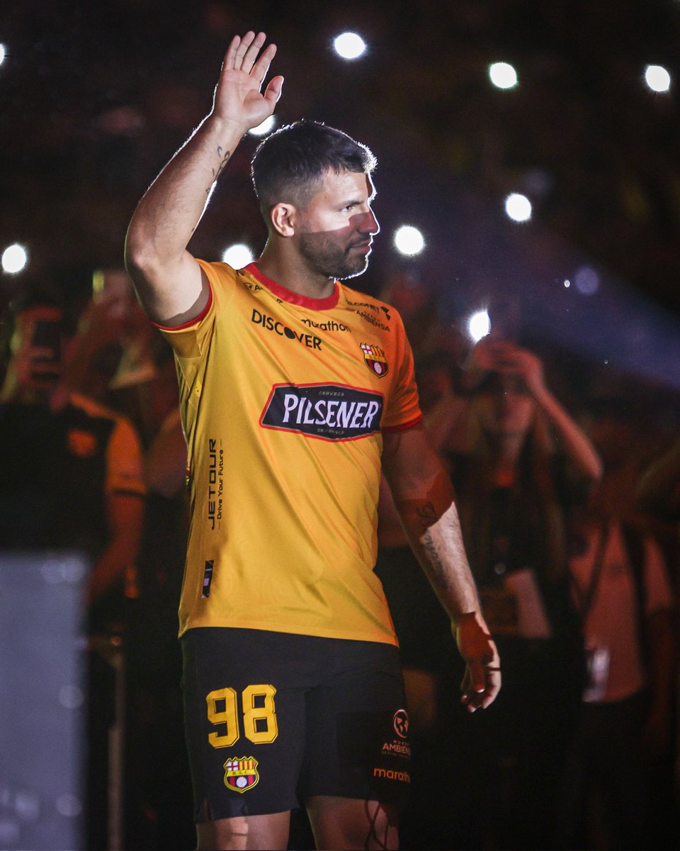 Diario_Super's tweet photo. #Cancha | ¡Ovación a #MO18!

En la #NocheAmarilla2023, Sergio 'Kun' Agüero fue titular por un ratito debido a su lesión en el aductor. El DT Bustos lo retiró en el simbólico minuto 18 para darle entrada al rey de la velada, Matías Oyola, en su despedida del fútbol. https://t.co/nIDkxNvoEG