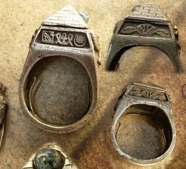 عمر بن عبدالعزيز ته خبر رسیدلی و چې زوی يې په زر درهمه ګوتمۍ جوړ کړې ده، ليک يې وروليږه:
خبر سوی يم چې تا په زر درهمه ګوتمۍ اخيستې ده.خرڅه يې کړه او زر وږي پرې ماړه کړه، د اوسپنې يوه ګوتمۍ ځان ته په يو درهم واخله او پرې وليکه: (خدای دې په هغه چا ورحمیږي چې د خپل ځان قدر پوه شي)