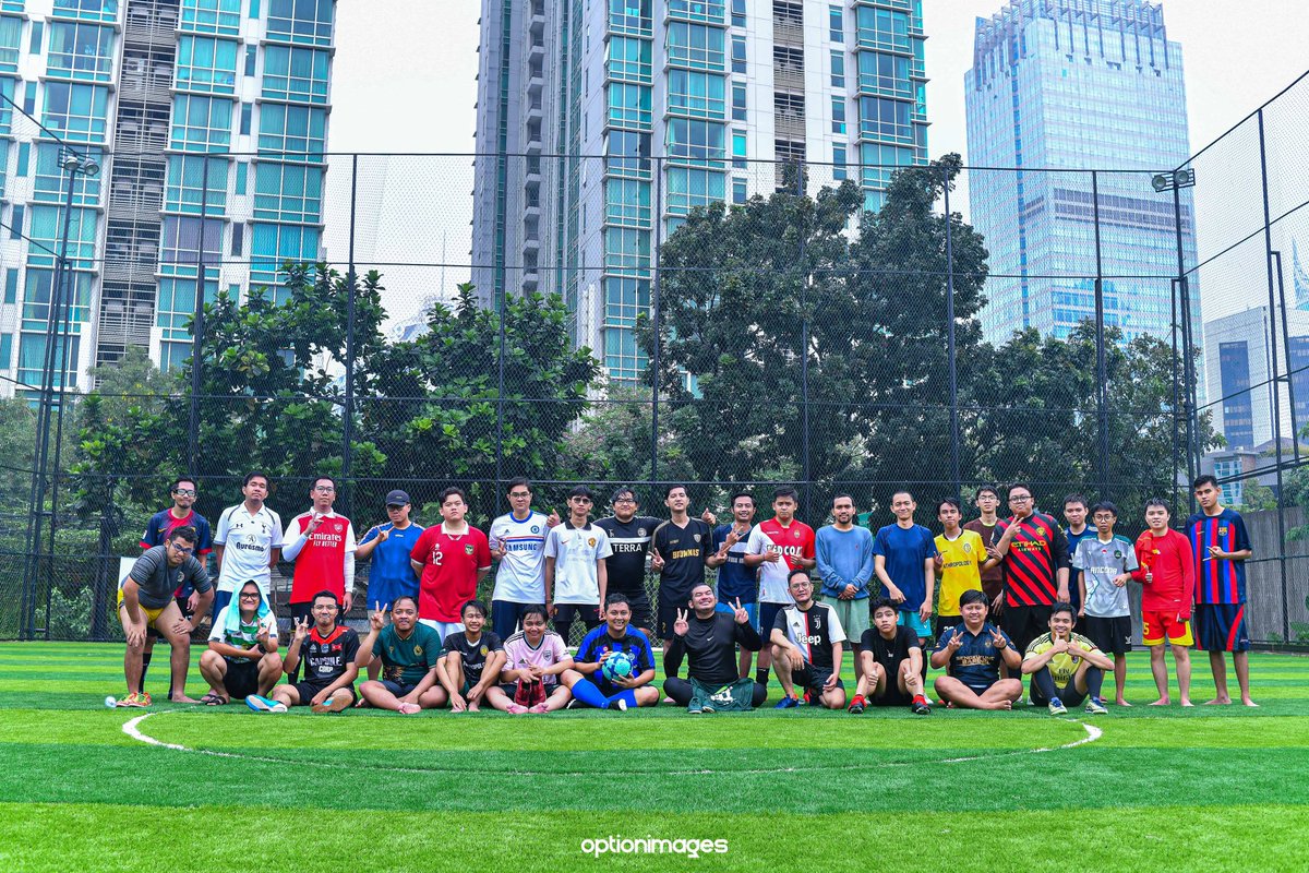 We held a mini soccer "The Graduate" fun match with  <a href="/Dheyzious/">Dheyzious</a> yesterday! ⚽️

Setelah oshi graduate, 2023 ini kayaknya mau jadi klub amatir sepak bola saja ~ !