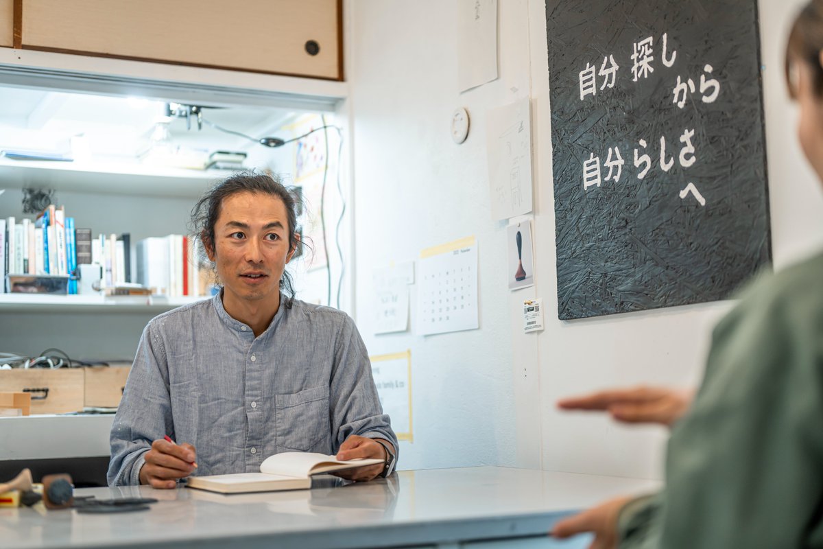 k_hakuran's tweet photo. 世界で活躍する、オランダ帰りのアーティスト小山田の豊かな感受性は、言葉の奥底に潜む真実を敏感に感じ取ります。インタビューを受ける者が持つ固有の性質＝エッセンスが抽出された瞬間、その人だけのパーソナルなシンボルが形になります。

#熊本博覧百貨
#アーティスト 
#スタンプアート https://t.co/idmQCNpVUU