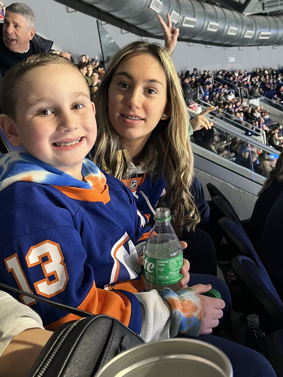Having an amazing time at the islanders game!
