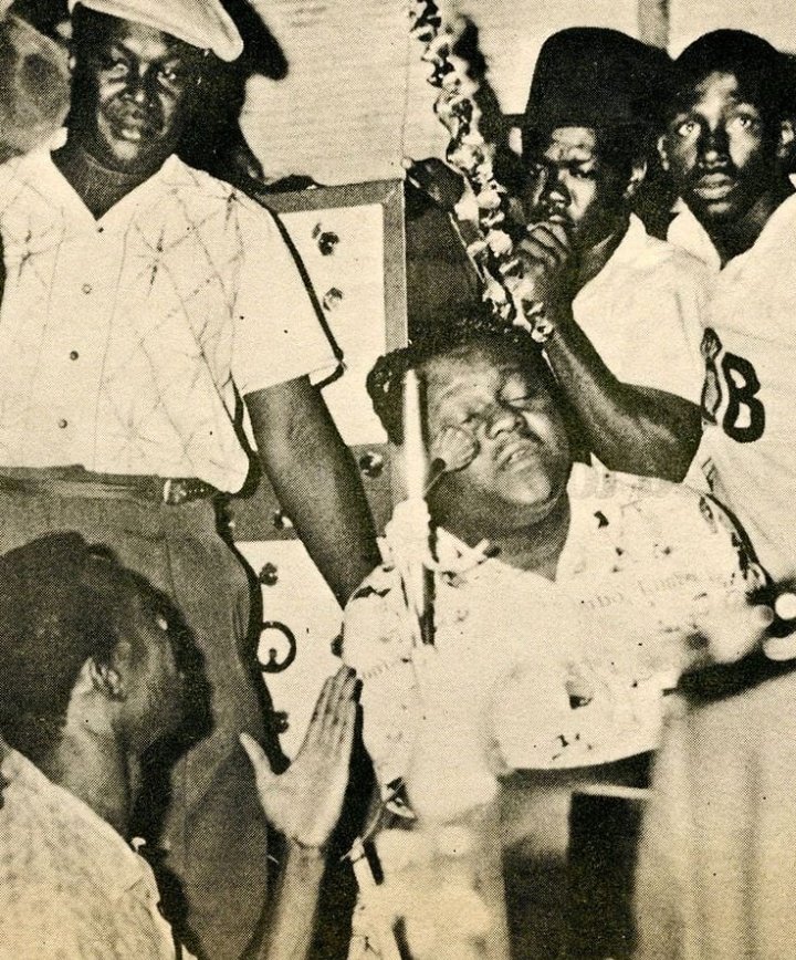 Fats Domino tocando en Jamaica ante la atenta mirada de Duke Reid. Historia pura!