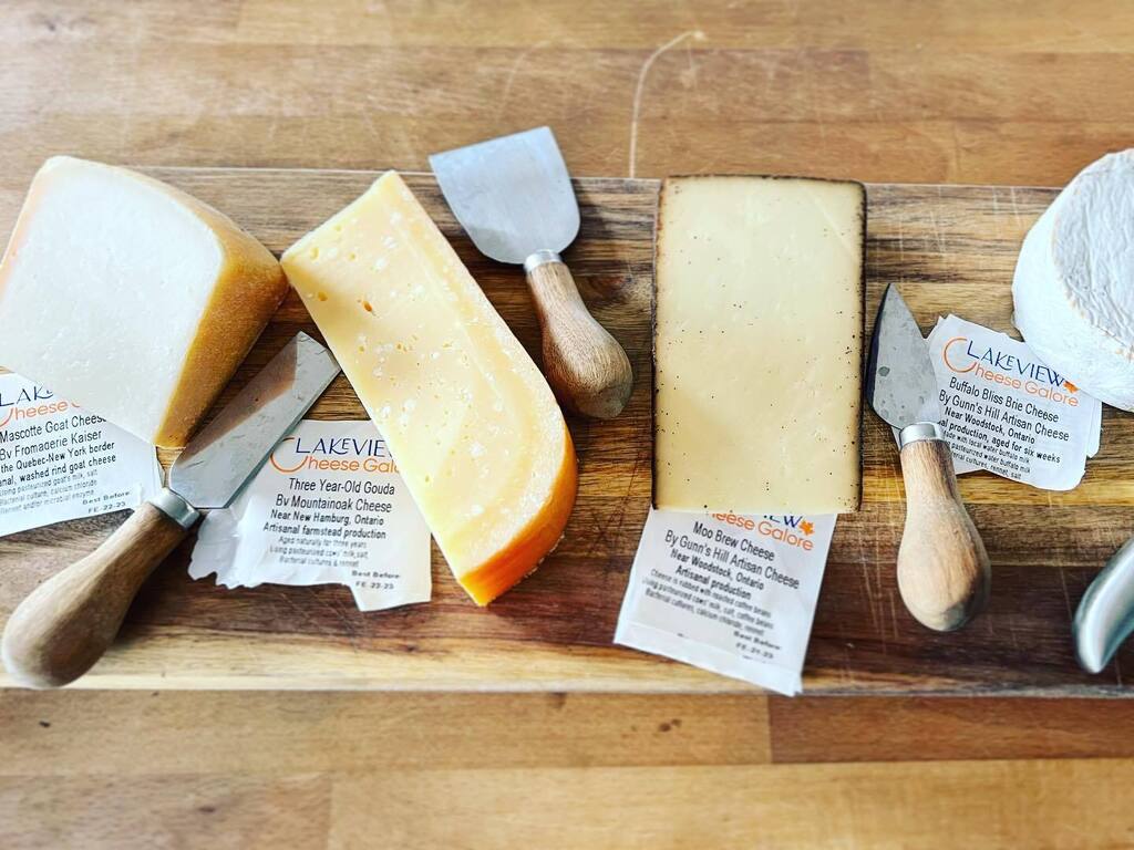 Cheese, please! 🧀 Check out this afternoon’s cheese tasting courtesy of Gurth Pretty, Master of the Cheese at @lakeview_cheese_galore …and featuring some of my new favourites from @gunnshillartisancheese (Moo Brew!) and @mountainoakcheese (Three Year Gouda). So good! 😋