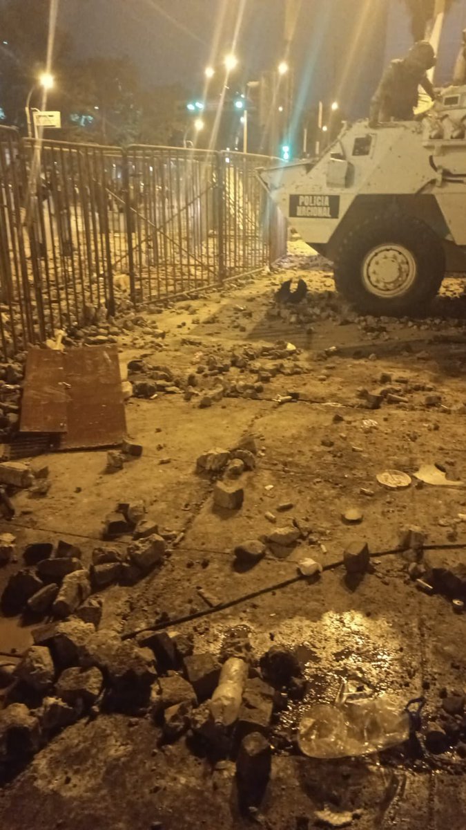 informateperu's tweet photo. 🔴 #ATENCIÓN Imágenes de las rocas que fueron lanzados por los manifestantes contra la policía durante las violentas protestas en el Centro de Lima. https://t.co/SjpMsoDp94