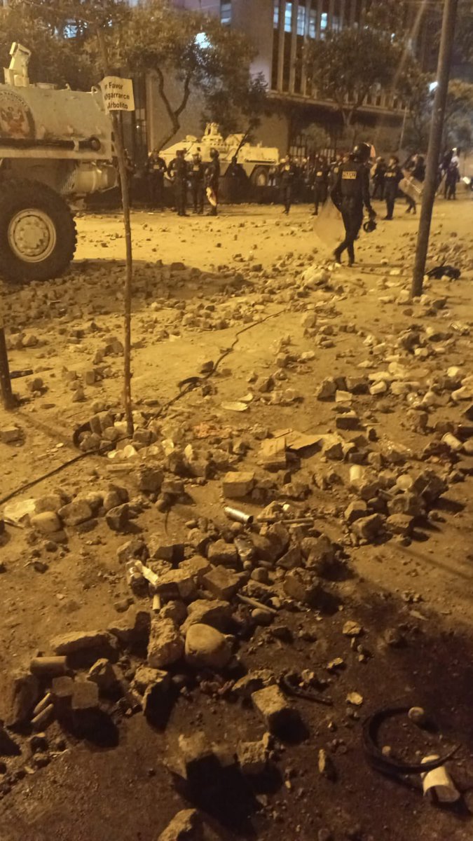 informateperu's tweet photo. 🔴 #ATENCIÓN Imágenes de las rocas que fueron lanzados por los manifestantes contra la policía durante las violentas protestas en el Centro de Lima. https://t.co/SjpMsoDp94