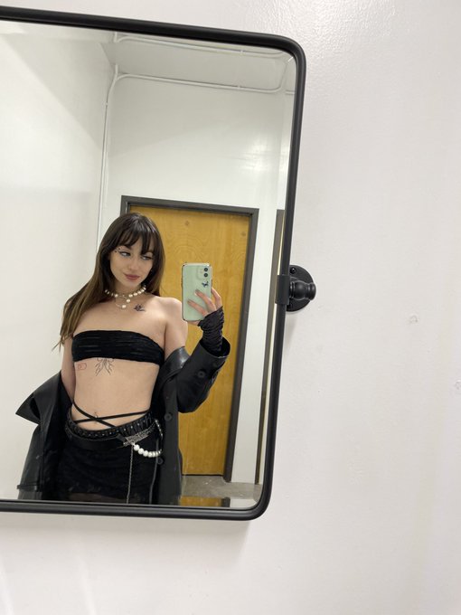 groupie slut 4 garbagebarbie last night https://t.co/7ciHh92khH https://t.co/QD338BxDoI