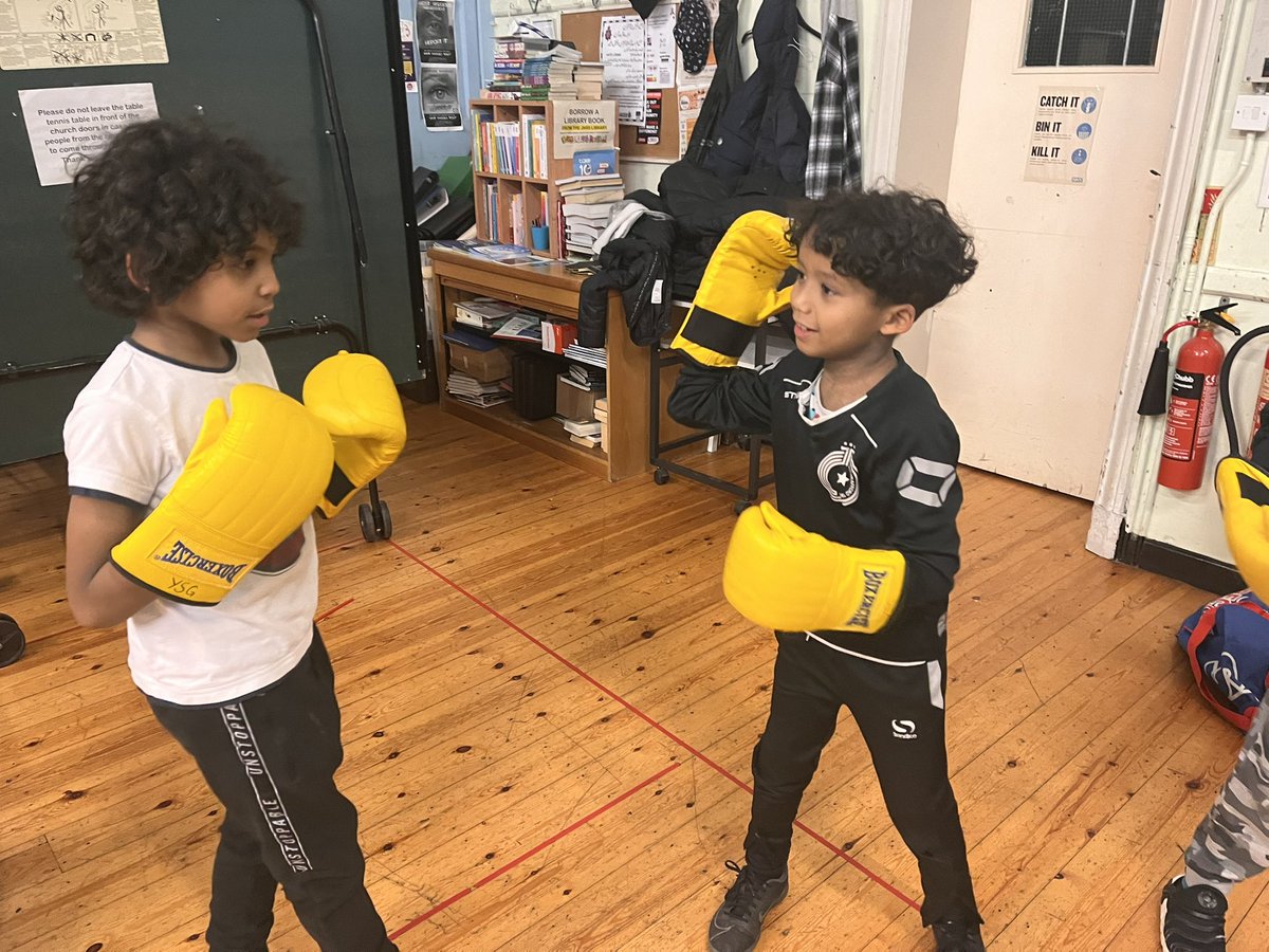 YOSG_UK's tweet photo. Coach Faraz, Instilling core skills, discipline &amp; love of Muay Thai to the new gen #Youthclub #selfdefense #Future #Learning #Confidence https://t.co/cppzIbv9TU