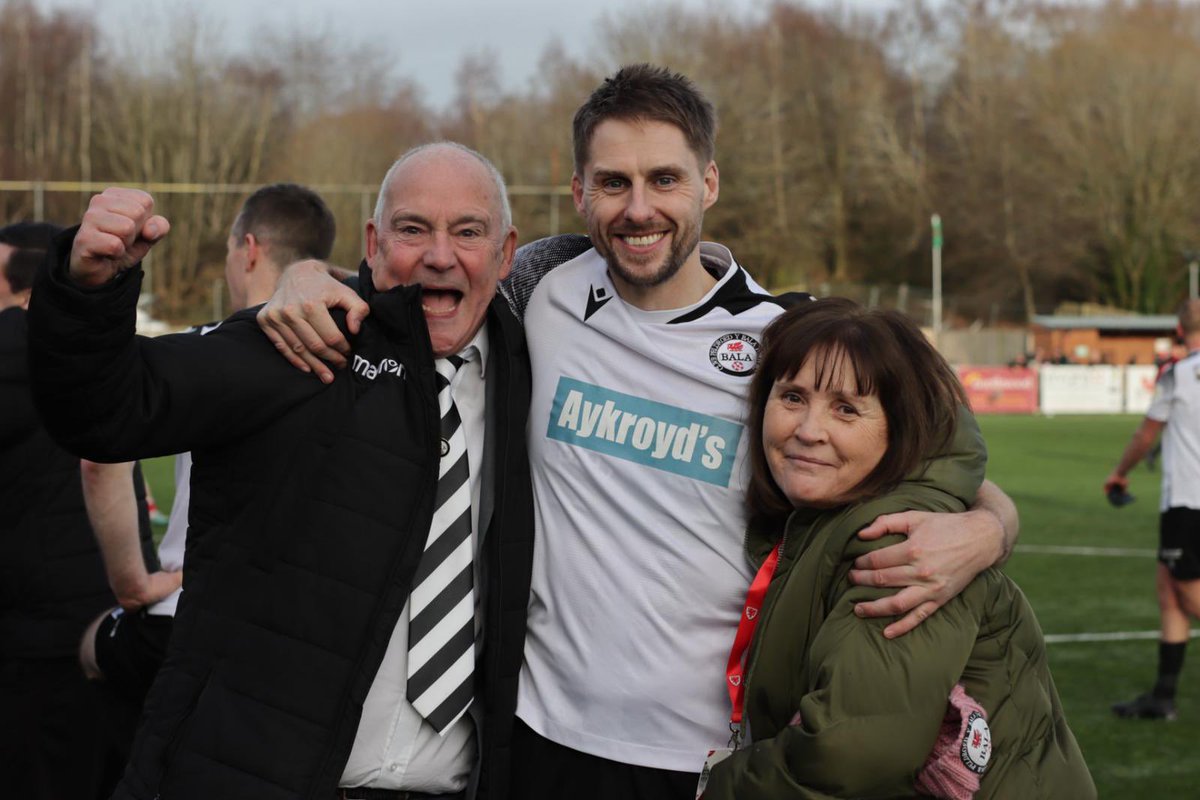 Sometimes football goes beyond what happens on the pitch! @NigelAykroyd and @RuthBala give their heart and soul to this community every single day and they deserve to enjoy this evening! #Lakesiders @BalaTownFC