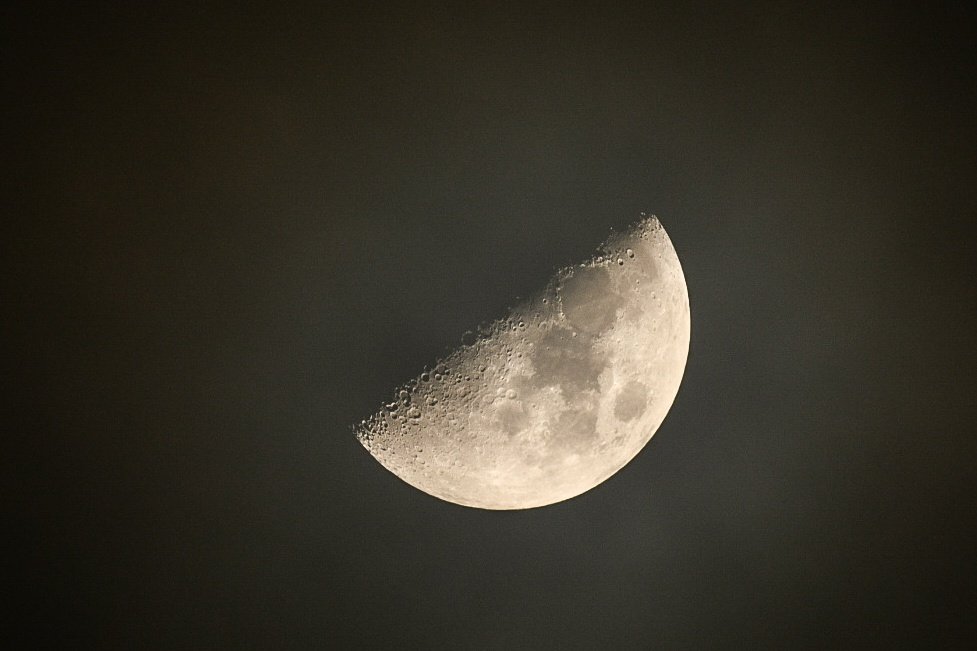 jonesy1007's tweet image. Saturday night's 53% lit moon, a patient wait for the few gaps in thick cloud to find the moon
#moon #cloudymoon #luna #astronomy #StormHour #MoonHour