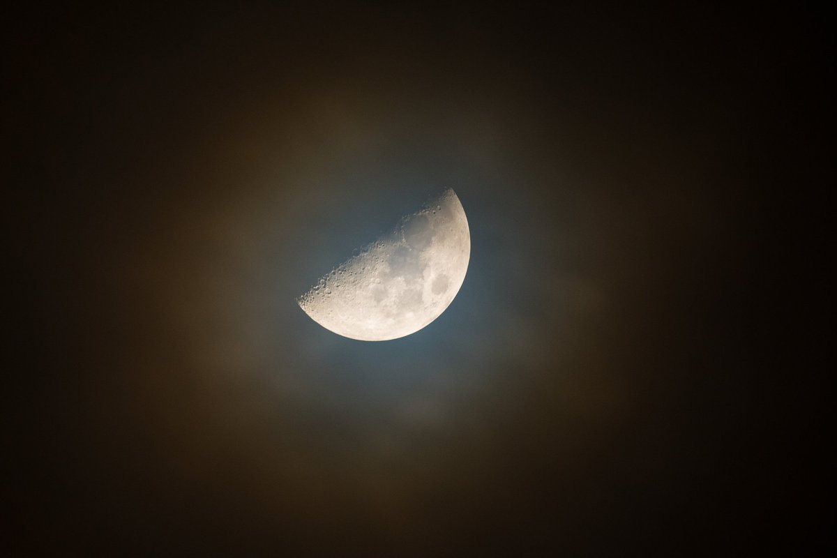 jonesy1007's tweet image. Saturday night's 53% lit moon, a patient wait for the few gaps in thick cloud to find the moon
#moon #cloudymoon #luna #astronomy #StormHour #MoonHour