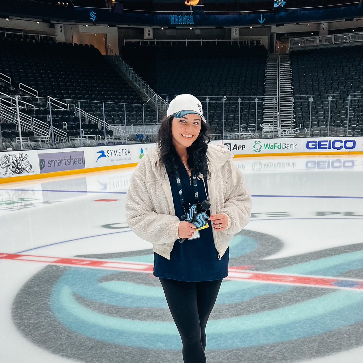 angelicasalem's tweet image. Last one for a bit #KrakenCrew 🤍 See you soon 😘 

#SeaKraken #inarenahost #climatepledgearena #host #nhl #seattle #kraken #whereiroot