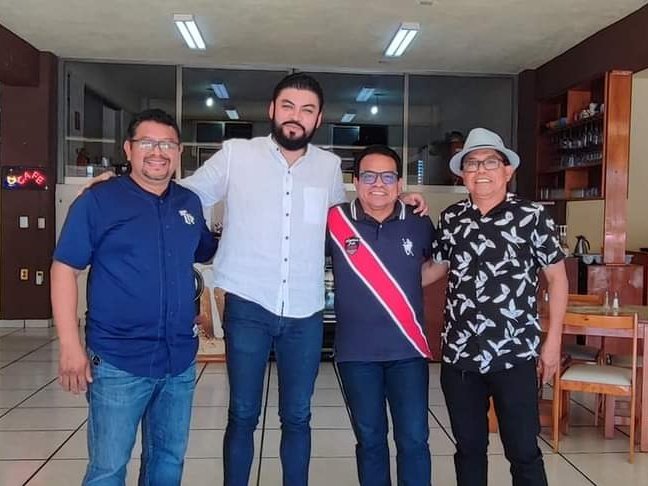BrianMijangos86's tweet photo. Con el Prof. Carlos Alberto Mendoza, Dir. del #ITSAL, el Dr. Juan Cruz Nieto y el Lic. Marco Antonio Morales, platicamos de los retos de #SalinaCruz en materia de educación y como solucionarlos en equipo.
#SalinaCruzEstaParaCosasGrandes https://t.co/YgkFxleatg