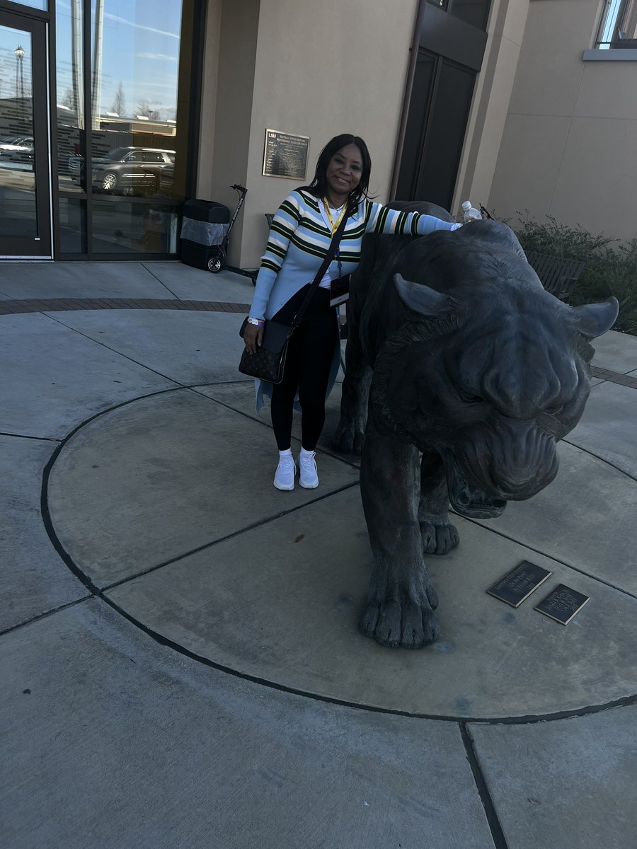 redwaves16's tweet photo. Thank you @lsufootball for the amazing visit. Getting to know you was a definite highlight. I’m so proud of you @4problem_ Thx coach Steeples, Bobby, Sherm and Carl for being so great at what you do. #GeauxTigers #DValley https://t.co/DtnN8Gss1C