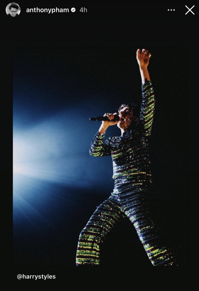 MacaLarrie's tweet image. Captured by Pham, even in the light, Blue and green without a doubt!! #HarryStylesLoveOnTour #Happy28th #blueandgreen