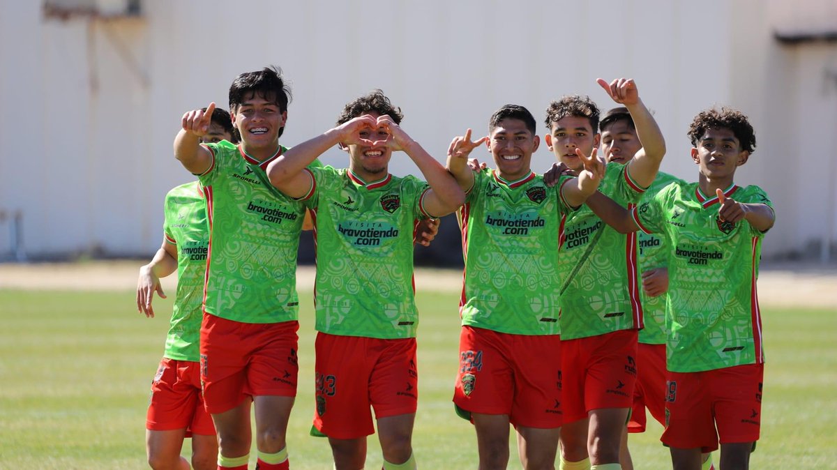 MXProspects's tweet photo. Joven juarense brilla con FC Juárez Sub-18 tras anotarle hat-trick a las Chivas.
 
Ian Orozco mantiene su buena racha individual tras anotar un hat-trick con FC Juárez #Sub18 ante Guadalajara en la Liga MX. Ian nació en El Paso. Aún no ha representado a ninguna selección. https://t.co/qZnnt3gdEU