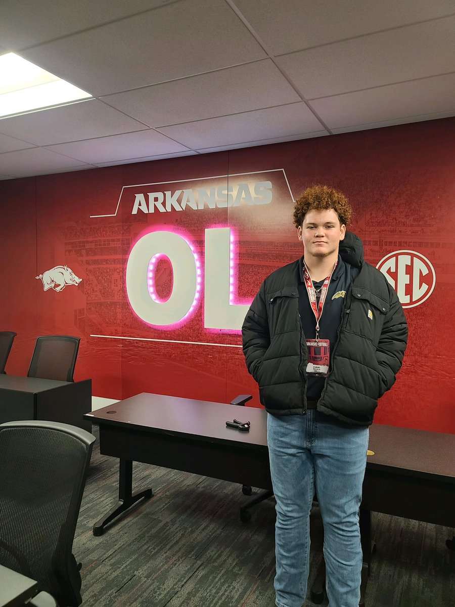 neylandb_2025's tweet photo. Had a great time meeting coaches and touring facilities in Fayetteville this weekend!🐗@RazorbackFB @coachritter18 @RussellvilleFB @PlayBookAthlete @Richard6m https://t.co/5Jso6FzEfg