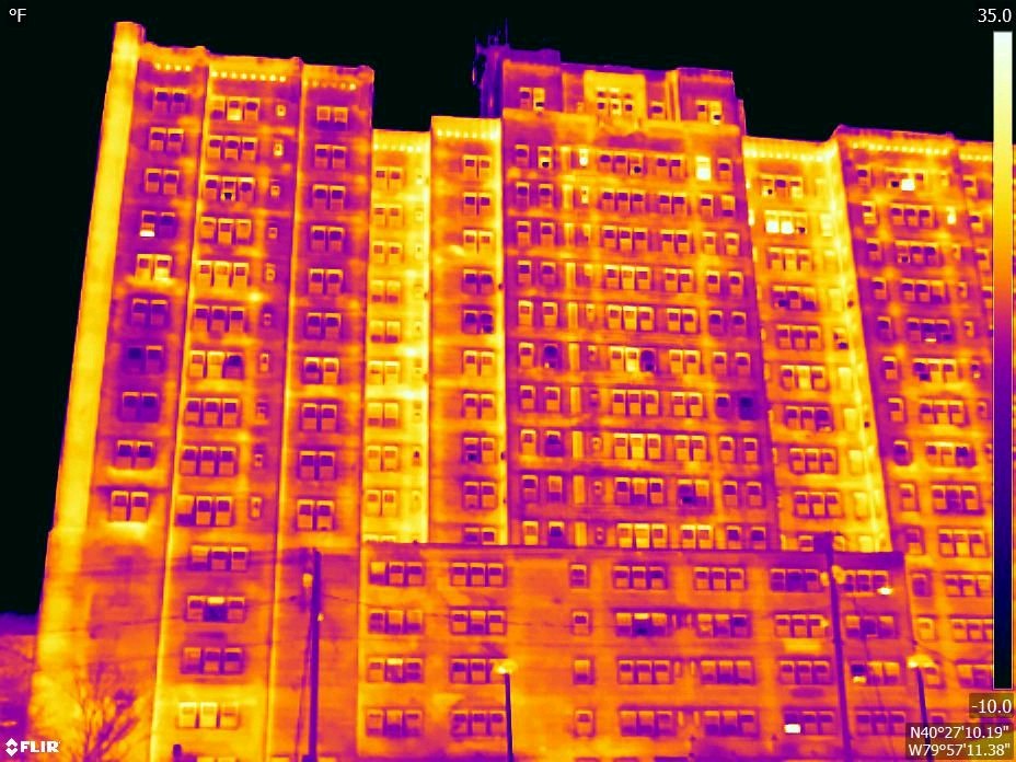 HoskenRob's tweet image. Going thru my photos today, I found this one - it&apos;s time to share it!  What #thermal phenomena &amp;amp; #energy related issues can you identify in this #infrared photo?  (hint: there are a few.)
#buildingscience #facadeengineering #energyreduction #passivehouse #enerPHit #Solarpunk