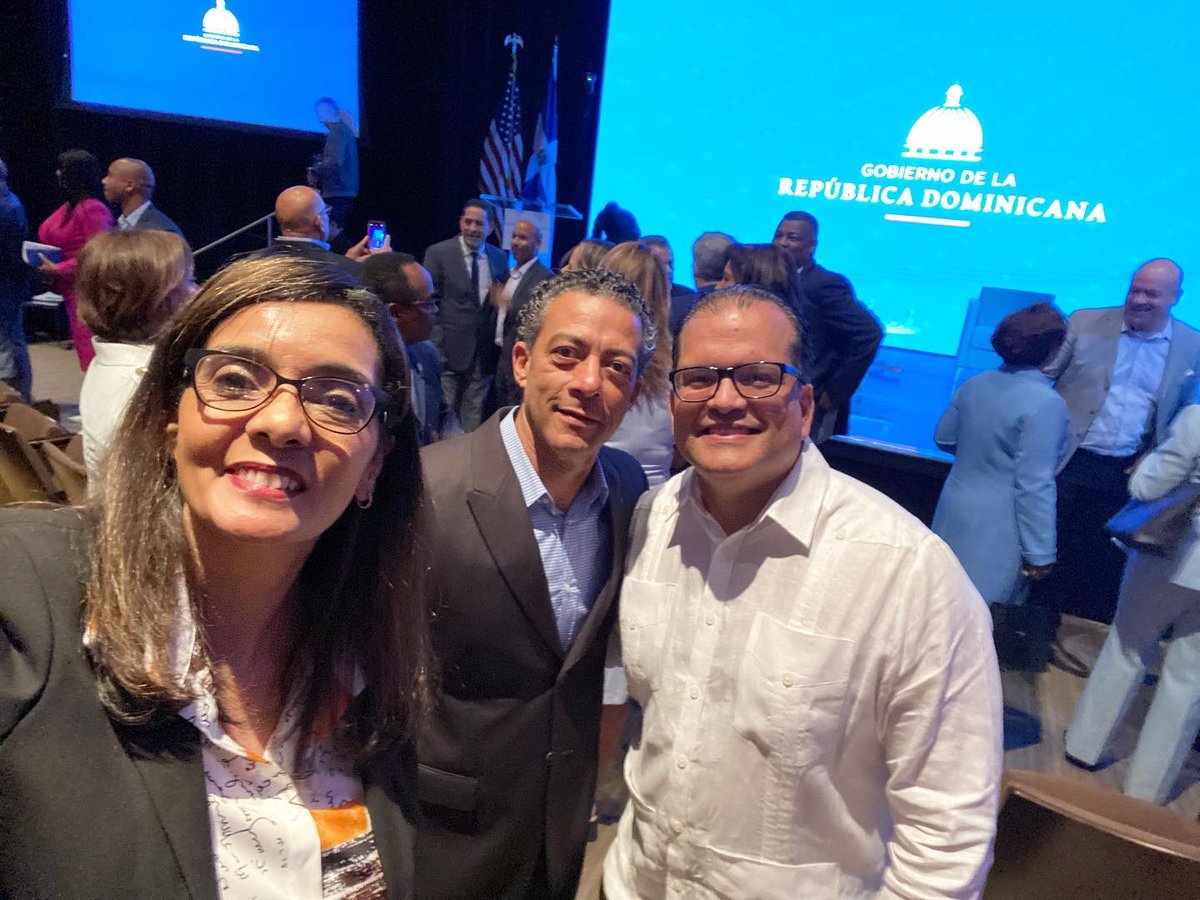 mocamia54's tweet photo. Conversado río con el presidente @luisabinader Mocamia presente junto a una representación exquisita de la diáspora Dominicana en Miami Dade College. Qué linda nuestra bandera en el corazón de todos los presentes. 🇩🇴🇩🇴 🇩🇴🇩🇴🇩🇴 https://t.co/P3uoYhLsMq