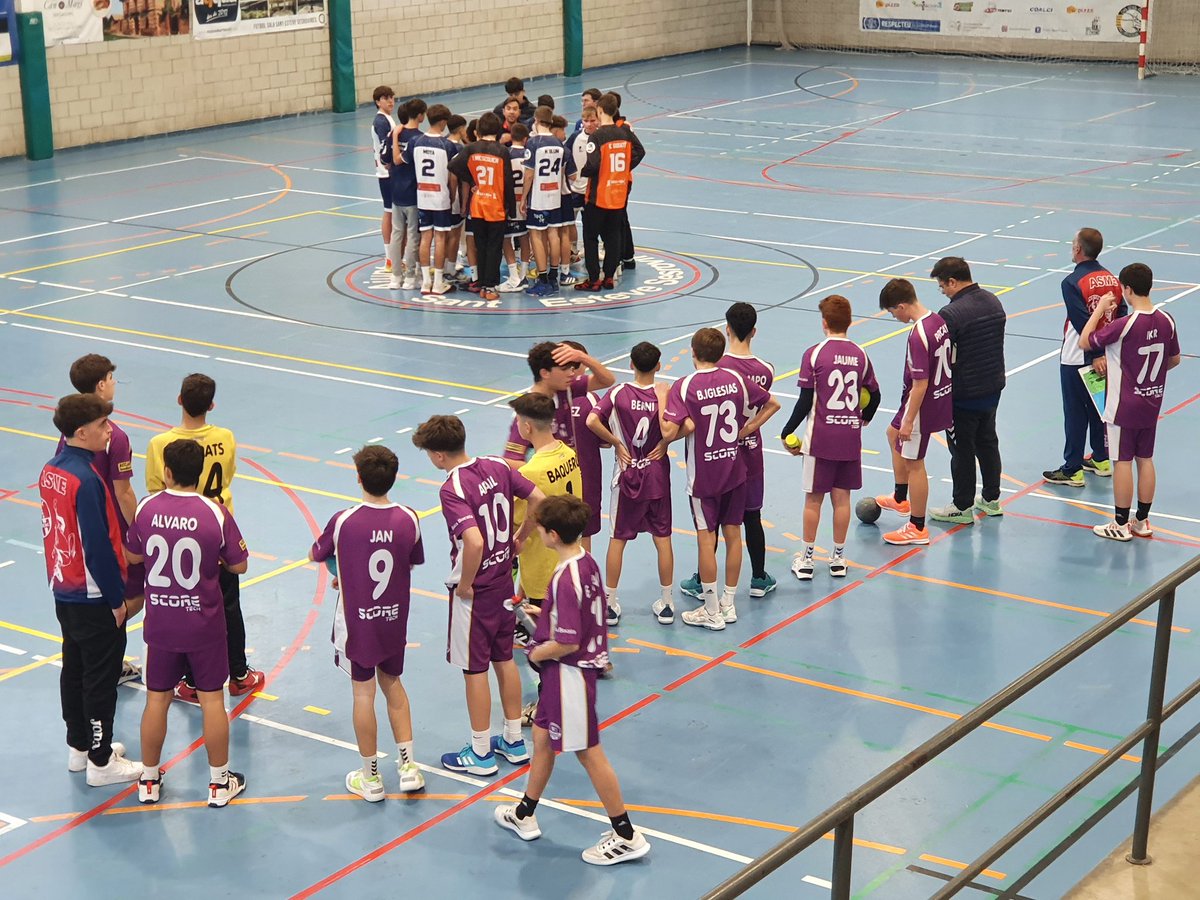 chses1973's tweet photo. ➡ #ResultatsCHSES 
 ☞ FINAL 
⏰ Dissabte 28.01.2023
🏠 Pista ZEM. #MontcadaiReixach
🏆 Lliga Catalana @FedCatHandbol
😊 Cadet-A masculí @chses1973 guanya 26-27 vs @CHSalleMontcada
😊💪 un paset més, seguim !!!

🔵⚪  #OrgullCHSES #passió
💙🤍 #50anys1973_2023
🤾‍♂️🤾‍♀️ #handbol https://t.co/3egL7VfJUN