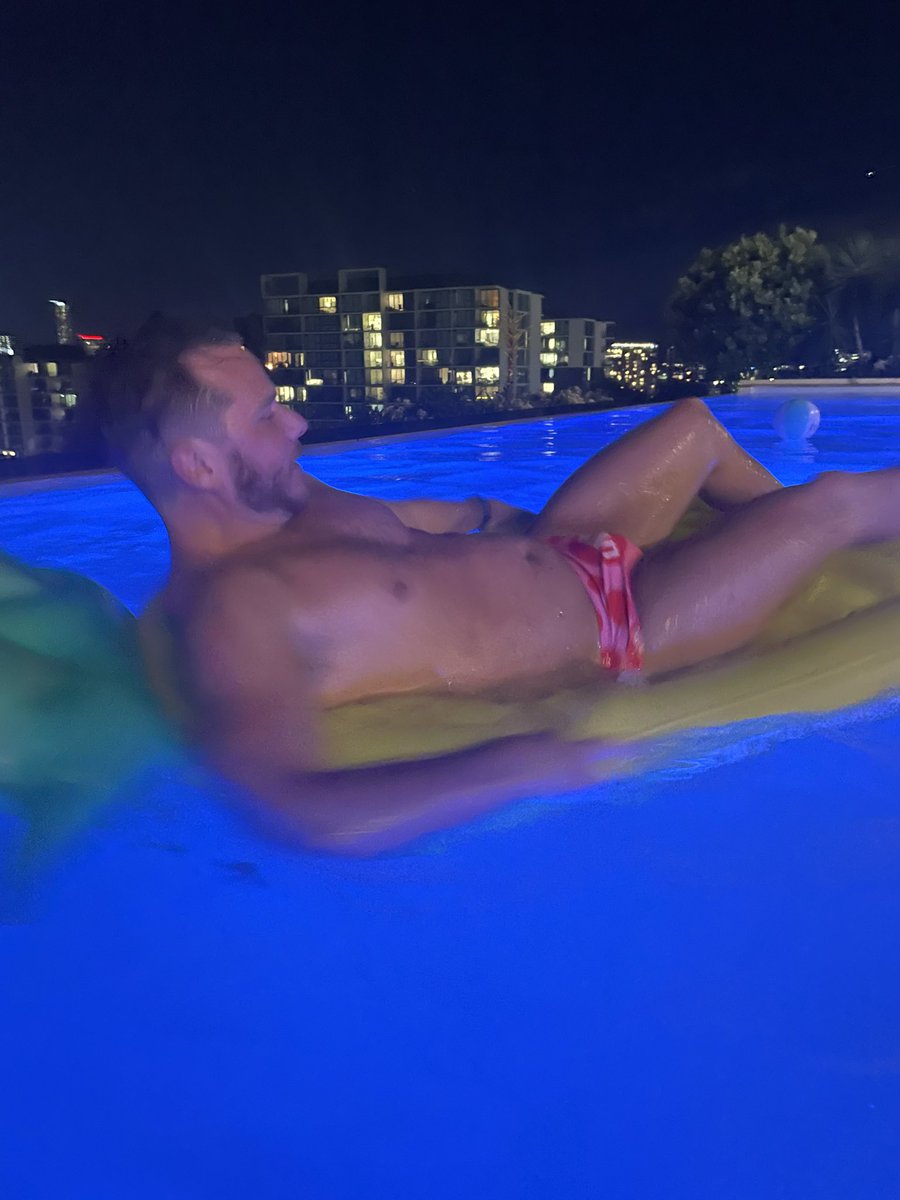 Anyone else end up on a giant pineapple last night? 🍍