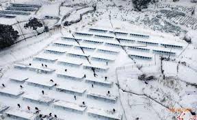 이게 문죄인 태양광 이다
눈이 오니 인부를 동원해서 눈을 치우고 있다
겨울에는 눈,여름에는 장마로 태양광은 무용지물이다
새만금 태양광은 철새들 똥 때문에 발전이 안된다
문죄인 태양광도 전기료 폭탄에 일조 했다
문죄인 양산의 전기는 고리 원자력에서 갔다가 쓴다
전기를 끊어야 한다