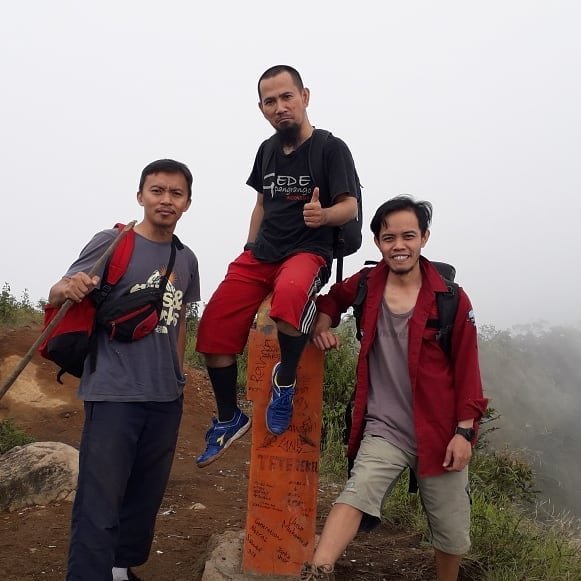 Tasorimatsu's tweet photo. Puncak Mega, Gunung Puntang.
Berangkat sendiri, pulang rame-rame.
Alhamdulillah dapat teman baru... 08.06.2019.
.
#puncakmega #gunungpuntang #Bandung #indonesia #hiking #mountains #forest #outdoors #snapshot #landscapes #landscapephotography #nature #NaturePhotography #portrait https://t.co/qFcObPZgHS