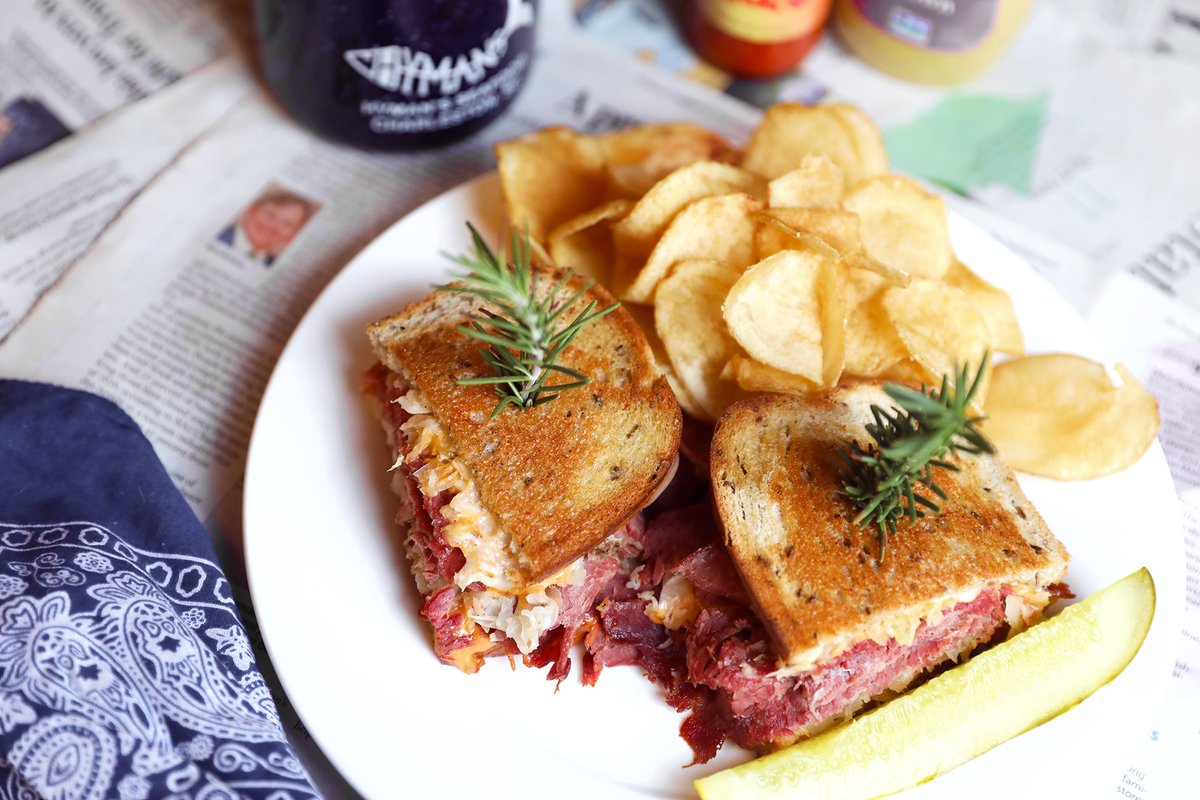 hymansseafood's tweet image. 🥪😄 We love a good Reuben — a classic from our delicatessen (Aaron’s).  Sometimes you can’t beat a deli staple served with all the things (hushpuppies, pickle spears, chips, you know!) 👌 Grab a seat at the Half Shell (our bar) and ask for the deli menu! #hymansseafood #delimenu