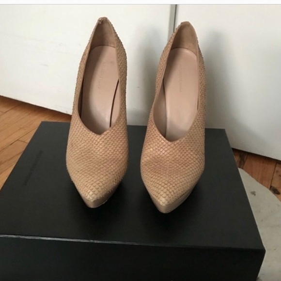 LauriesAnAngel's tweet photo. So good I had to share! Check out all the items I'm loving on @Poshmarkapp #poshmark #fashion #style #shopmycloset #bakers #nobrand #alexanderwang: https://t.co/VsYCVunHPs https://t.co/Q3cGyZ5cxX