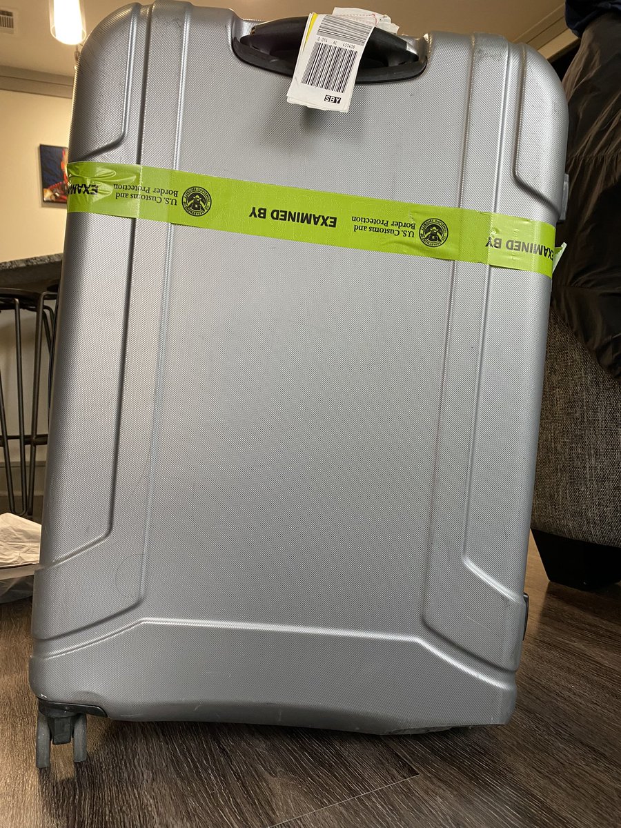 rabschaud's tweet photo. my broken bag 😍 love you @AirCanada https://t.co/VJCwHkjt0I