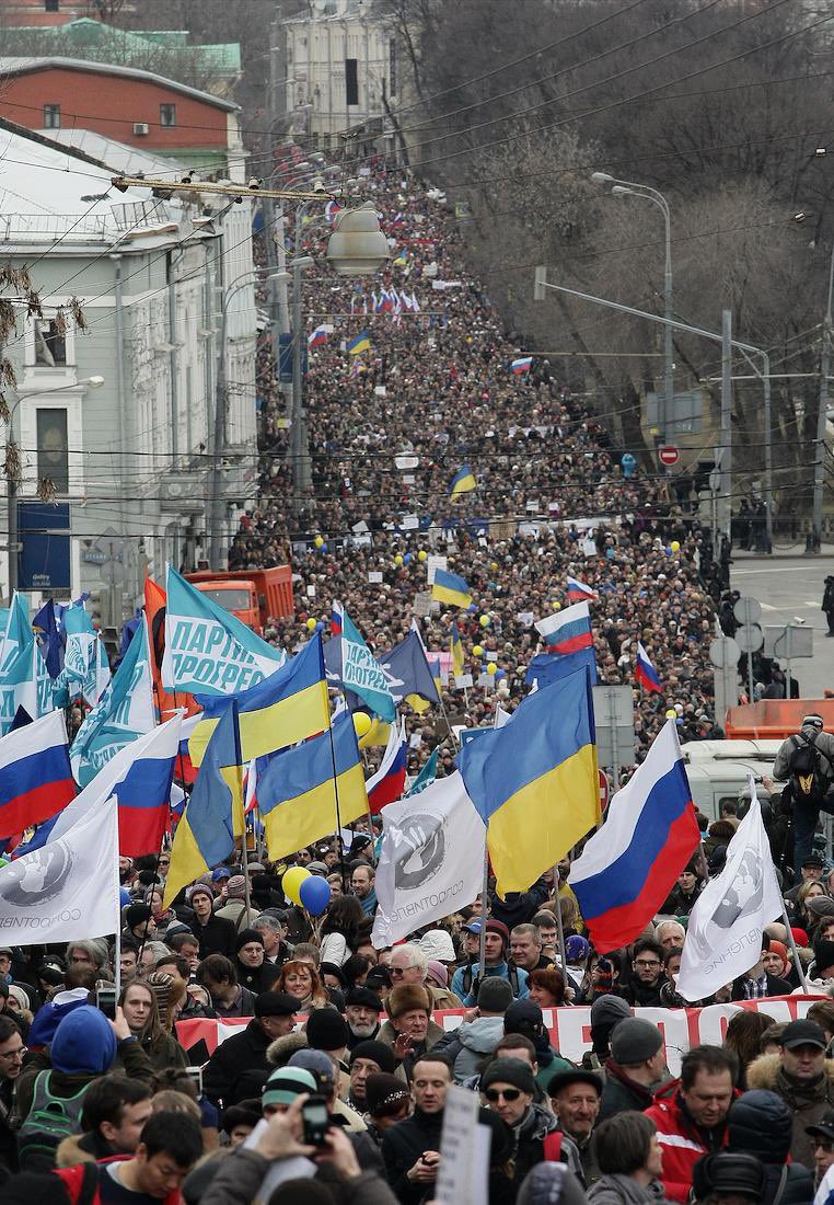 Ну вот просто вам одна из фотографий с Марша мира в Москве. Это 2014 год. Кстати, на переднем плане флаги «Партии Прогресса». На тот момент именно так называлась наша партия, которую не регистрировали в Минюсте из-за давления Кремля.