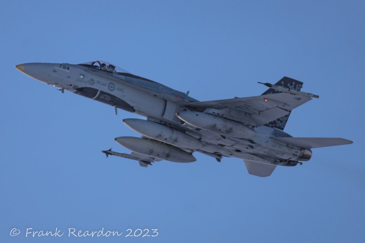 FrankReardon1's tweet photo. The McDonnell Douglas CF-18 Hornets departing runway 16 in #Iqaluit #Nunavut 🇨🇦 on JAN.28.2023 

@ARC_RCAF
@RCAF_ARC
 #YFBSpotters #RCAF #Arctic #F18 #CF118 https://t.co/QRVRGS9qsD