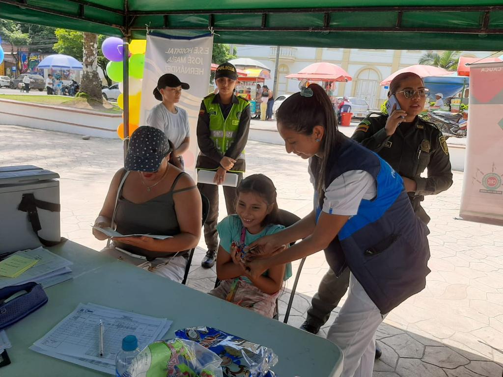 Ejercito_Div6's tweet photo. #Hoy | Soldados de la #Brigada27, el personal del Establecimiento de Sanidad Militar N.° 27,la Gobernación @gobputumayo ,la Alcaldía de #Mocoa y la secretaria de salud,se reúnen para invitar a la comunidad del municipio a vacunarse en la primera Jornada Nacional de Vacunación. https://t.co/CmUsoKvulW