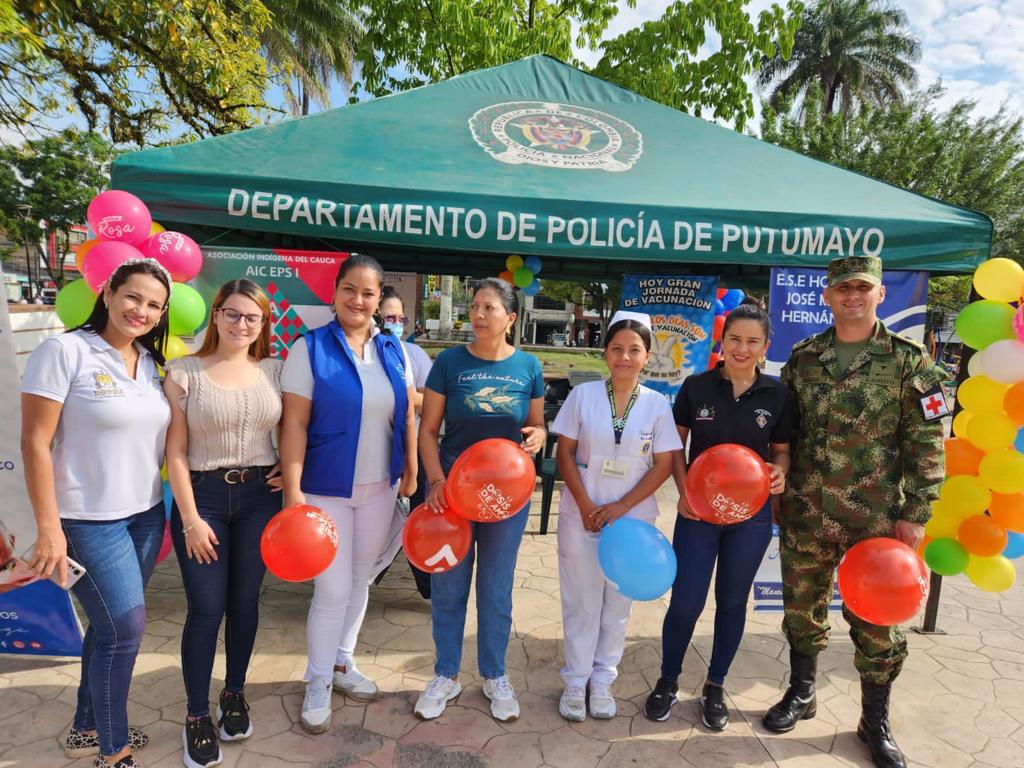 Ejercito_Div6's tweet photo. #Hoy | Soldados de la #Brigada27, el personal del Establecimiento de Sanidad Militar N.° 27,la Gobernación @gobputumayo ,la Alcaldía de #Mocoa y la secretaria de salud,se reúnen para invitar a la comunidad del municipio a vacunarse en la primera Jornada Nacional de Vacunación. https://t.co/CmUsoKvulW