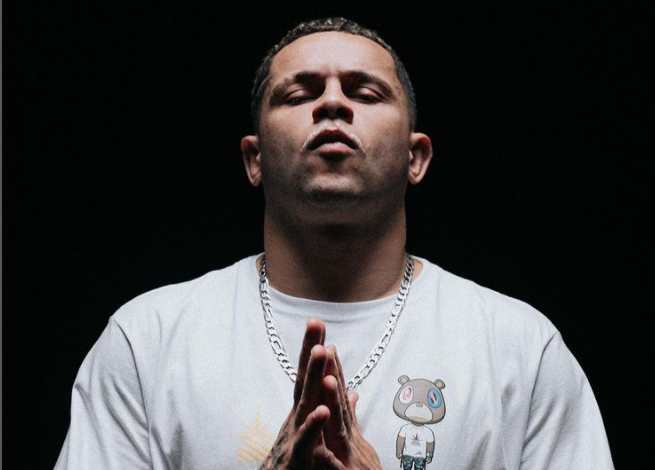 RapMais's tweet photo. DK 47 diz que maioria dos rappers do 'hype' ignoraram o lançamento de Favela Vive 5

"Deve ter machucado alguns versos. Favela vive deixa claro quem tem caneta e quem não tem" 

- https://t.co/0tyikOiVX3 https://t.co/Qcpp1ZZvJC