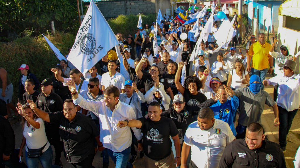 prospericarlos's tweet photo. De la mano Dios y la Chinita seguimos recorriendo Venezuela y el #Zulia

Estamos en Cabimas, celebrando el día de la zulianidad en la calle con el pueblo. Nuestro compromiso es recuperar la industria petrolera nacional que han destruido en estos 24 años. #VamosXVenezuela https://t.co/Utgsr8BRl9