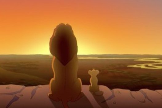 - Qué hacemos aquí Papá ?
- Tú abuelo está viendo el noticiero hijo mío.