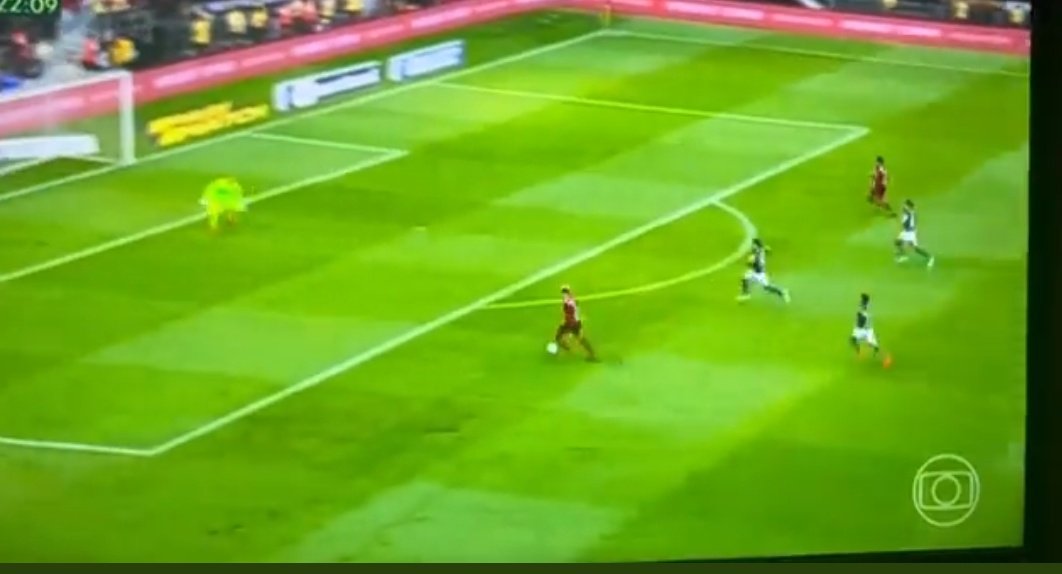 Pedro maltratou a bola nesse lance