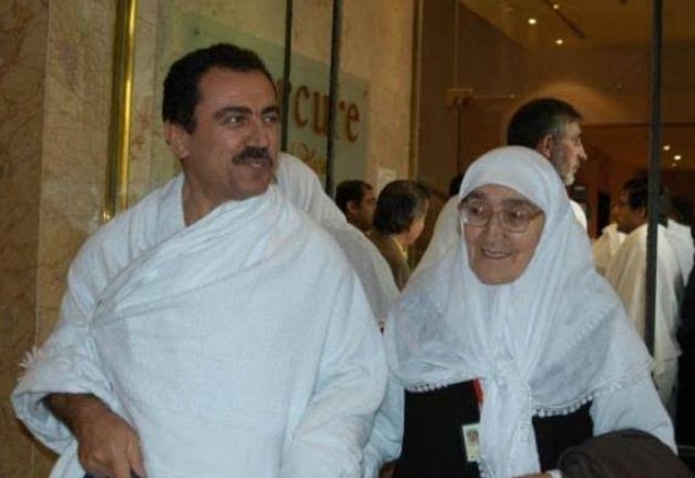 ErenlerinS's tweet photo. Umreye giden bürokratlarin Kabe manzarali oda için Ankara'yı arattigi bir dönemde 2 adet tek kişilik yatak olan odada bir yatakta eşi diğerinde annesi yatarken yerde yatan,efendim oda ayarlayalım dendiğinde tatile değil ibadete geldik diyerek reddeden adamdır Muhsin Yazıcıoğlu https://t.co/3rLchaL08h