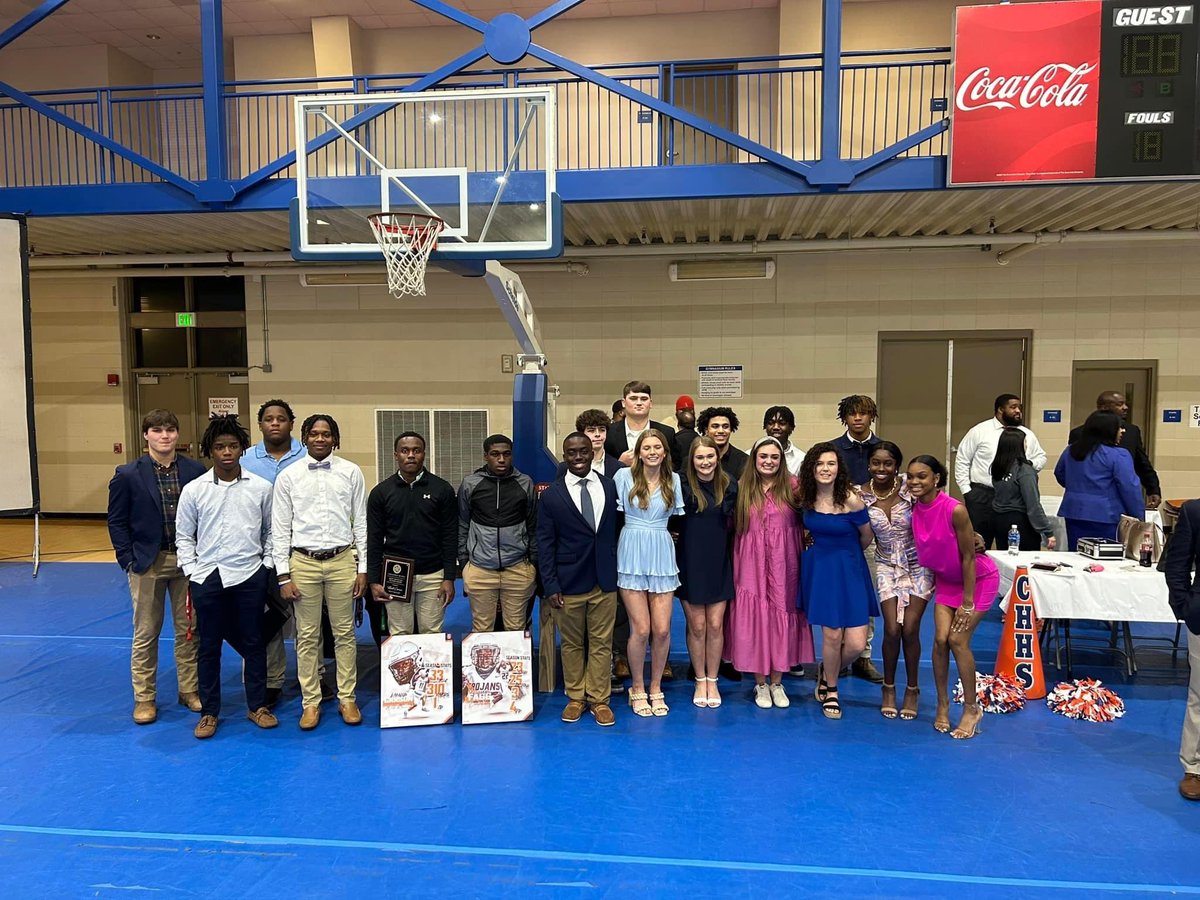 CoachMarcus1914's tweet image. It was one hell of a ride with these Srs. Thank you class of 23 for putting CHHS back on the Map. Thank you 
@ZacEtheridge4 for coming home to speak a great word to our students athletes!!! the #CAB has to keep moving so we can move #FurtherFaster great words Coach!!