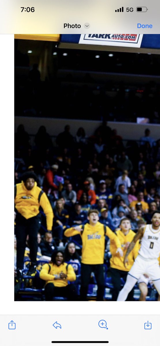 Look at the HEAT <a href="/captaintc23/">Tyler🦇Cochran</a> <a href="/KooperJacobi/">Kooper Jacobi</a> &amp; Cooper Davis bring to the bench!  And my man <a href="/Javan_2022/">Javan Simmons</a> with some HYPE!  Look at his vertical!  📈🚀