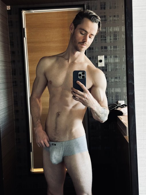 Coming home from Japan soon. Show me how much u miss me. 😈 https://t.co/J9cXccG8TP