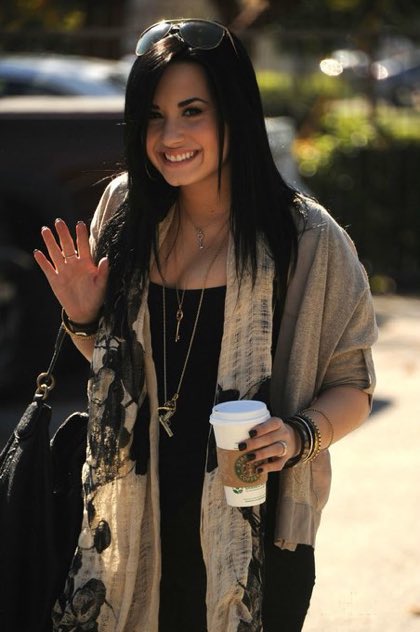 kimmylovato5's tweet photo. We all remember this picture and what it means #lovaticday https://t.co/2Sc4bcrlm5