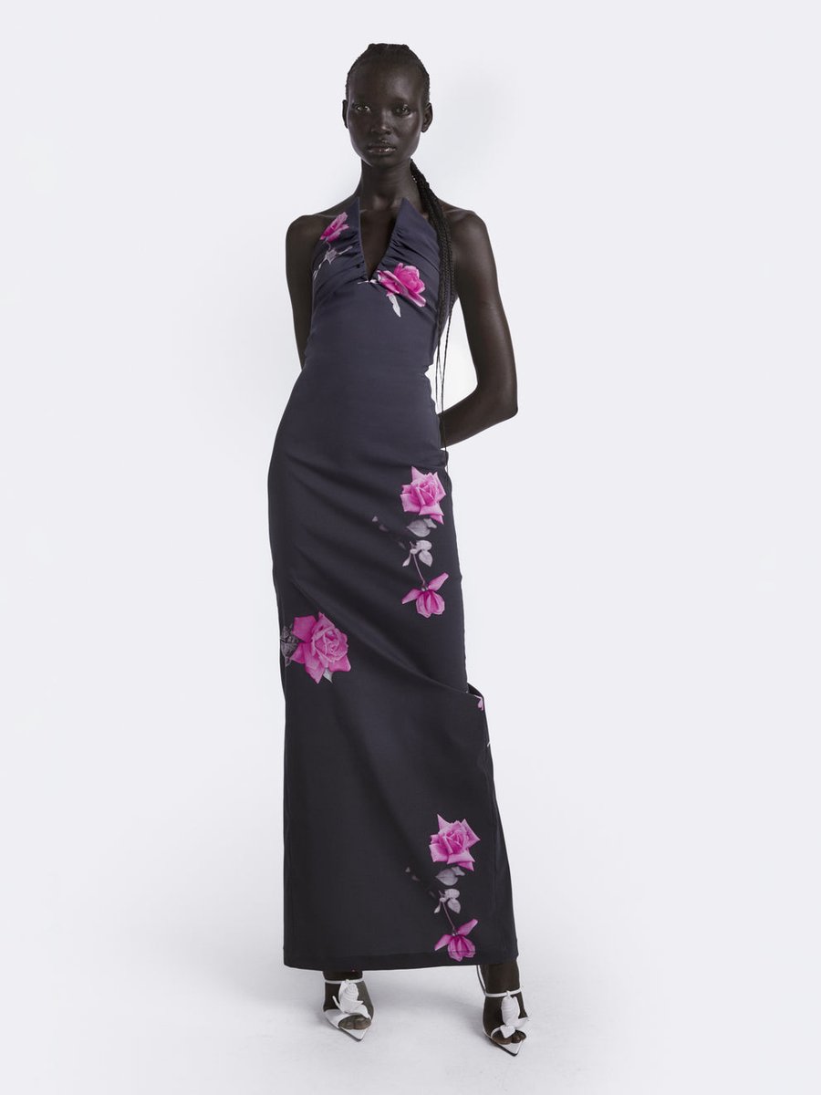 Super chic Elena Sánchez con un diseño firmado por Juan Vidal sobre la alfombra roja de la décima edición de los Premios Feroz 2023 🖤 #Feroz2023 #PremiosFeroz2023