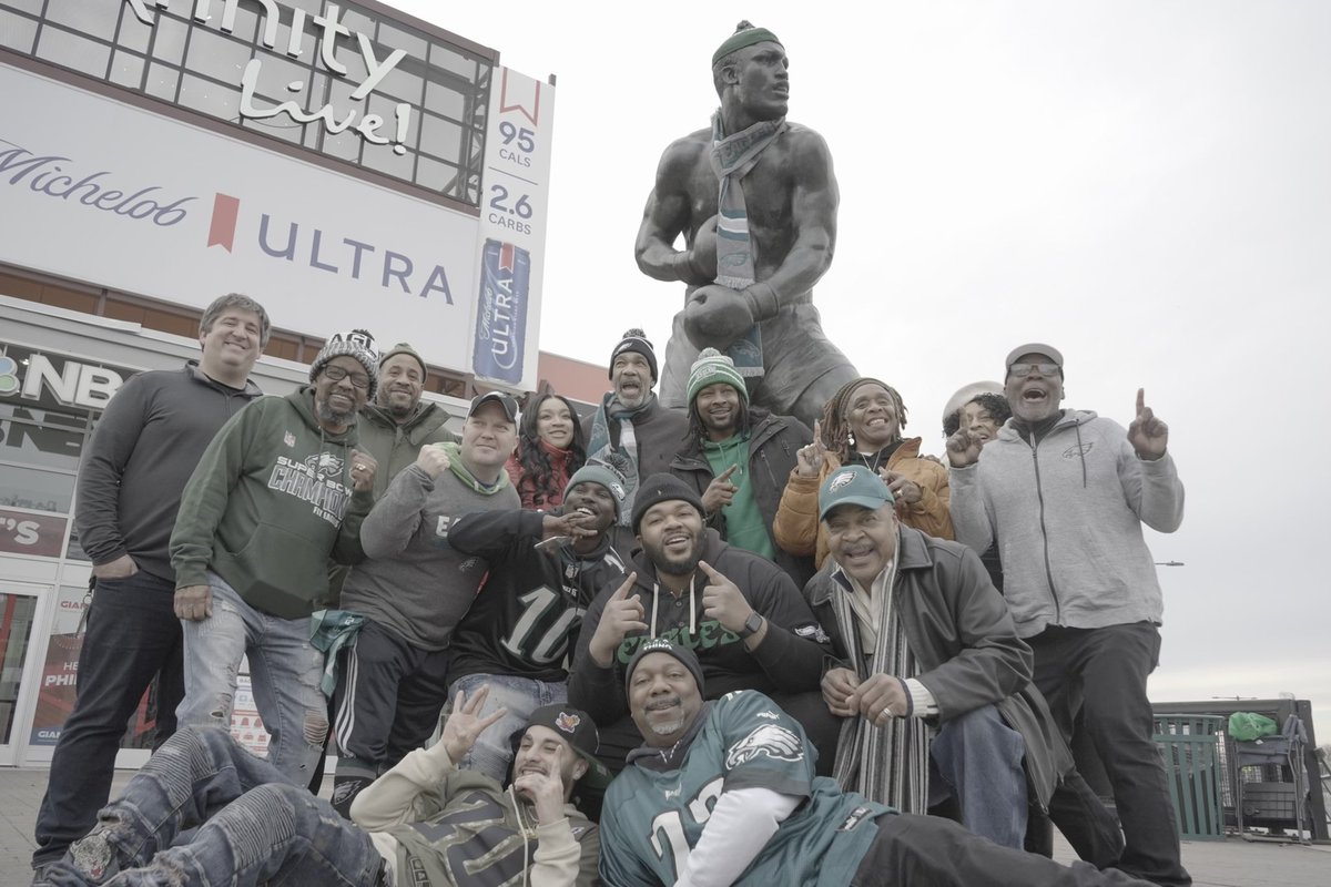 Ike_Richman's tweet photo. Legendary Philadelphia fighter and former heavy weight champion Joe Frazier’s family dressed his statue in @Eagles attire for tomorrow’s big game outside of @XfinityLive in South Philadelphia this afternoon. #NFCChampionshipGame https://t.co/lrb1o5aKwM